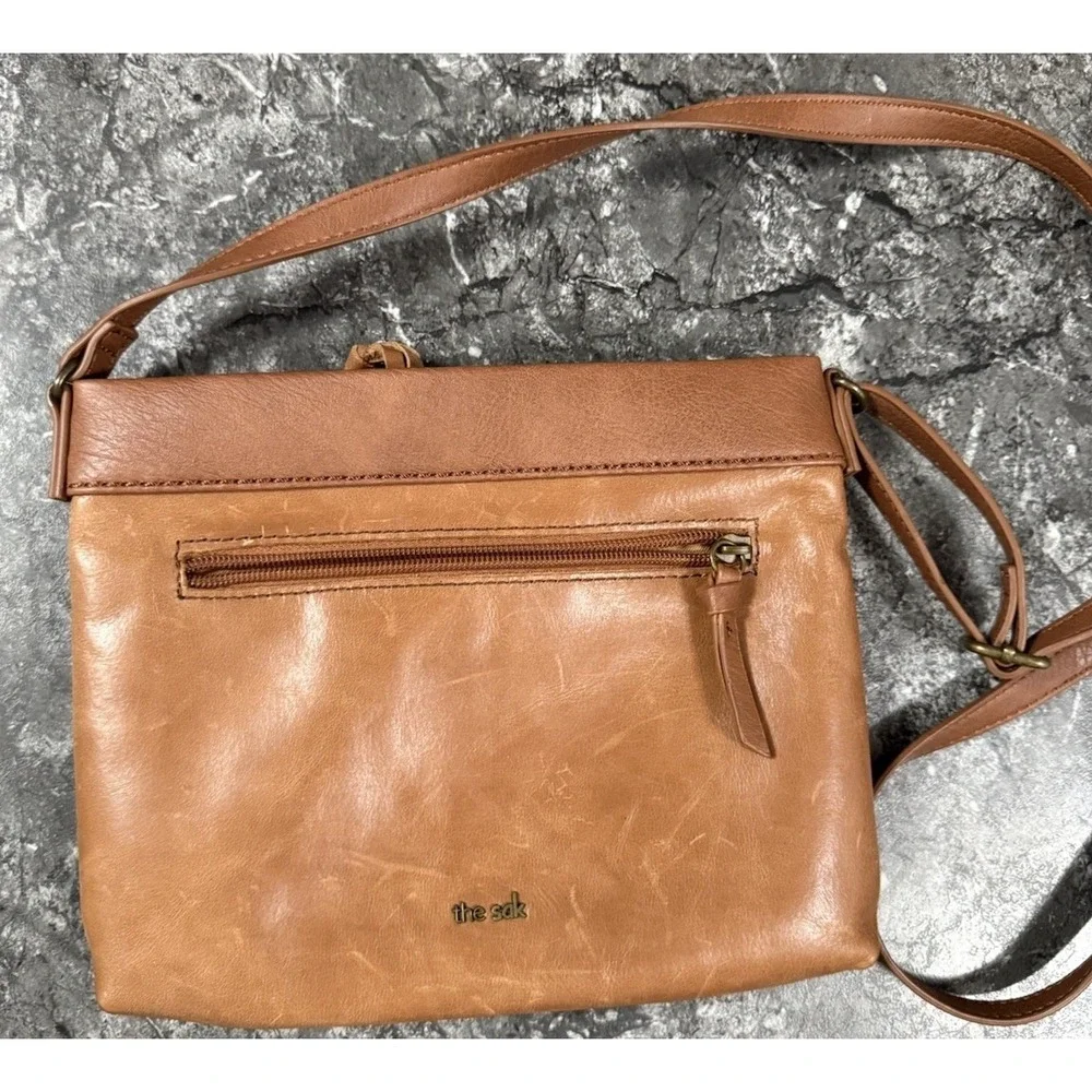 The Sak Sanibel Top Zip Leather Embossed Tooled Crossbody Purse Bag Handbag Tan